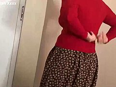 Mamma musulmana amatoriale con grandi tette e culo viene scopata in un video porno turco