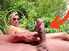 Une blonde sexy se fait remarquer en public sur une plage nudiste