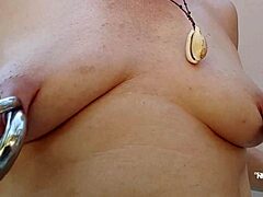 MILF z piercingami na sutkach uprawia BDSM na świeżym powietrzu