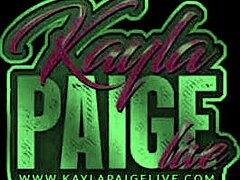 Kayla Paige apró mellei ugrálnak, miközben varázspálcát használ, hogy krémet adjon a puncijának