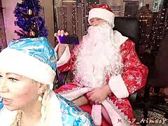 Istri berlutut dan gadis Santa dalam video buatan sendiri yang sangat nyata