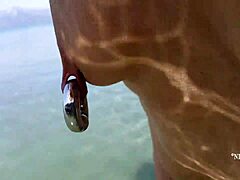 فيديو محلي الصنع للهواة لأم مثيرة ومثيرة مع ثقوب متطرفة وحلقات تغيير مهبل على الشاطئ