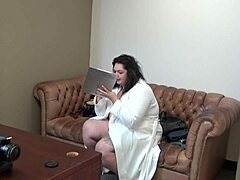 Миа Маркс с большой грудью снимается в видео с кастингом на диване в колледже