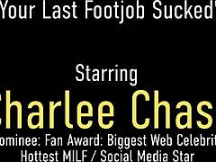 Charlee Chase insegna a Vicky Vixxx l'arte del footjob in un trio bollente