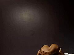 Афроамериканская мама с пухлыми ягодицами и сиськами трахается