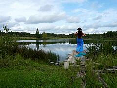ビキニの女が湖で踊る