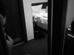 آنا ، امرأة روسية ناضجة ، تمارس الجنس الفموي في غرفة الفندق