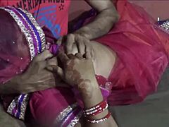 Una giovane moglie indiana si diverte a fare sesso hardcore e fare un pompino in un film porno fatto in casa