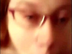 Růžovlasá milf s brýlemi dává neuvěřitelnou kouření černému penisu