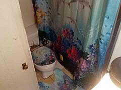 Das Amateurpaar wurde auf einer versteckten Kamera im Badezimmer gefangen