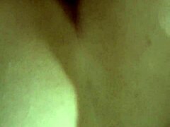 Video kypsästä naisesta, joka nauttii anaali- ja emätinpeliä yksisarvisen peräpukolla