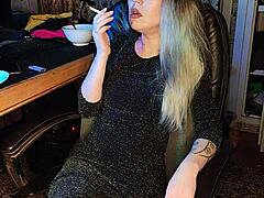 Fiica vitregă matură se lasă păcălită de fumat