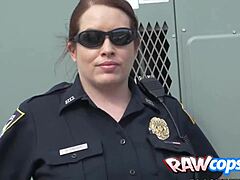 Bertiga antara kaum dengan pegawai polis wanita yang cantik dan besar