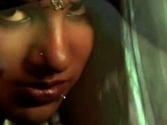 Busty Indian MILF wordt ondeugend op de dansvloer in softcore video