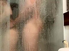 Ett amatörpar ägnar sig åt ångande analsex och onani i badkaret