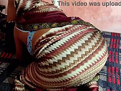 Une belle-mère indienne domine son beau-fils dans un chudai torride