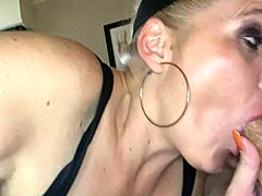 Jenna Jaymes teilt ihren vollbusigen Körper mit einem glücklichen Fan für heiße Action