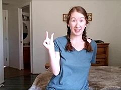 Dominação feminina com um pau pequeno e patético no vídeo pornô de Ellie Rowyns