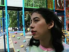 Upphetsad latinamerikansk MILF får sin fitta knullad av en stor kuk i hemmagjord video