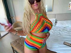 Frenezia la petrecerea la piscină a unei MILF blonde