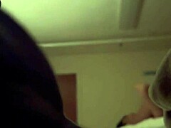 Zrela ženska daje globoko in seksi masažo pred skrivno kamero