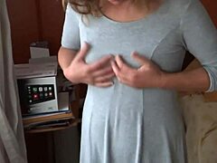 Amateur-Latina mit großen Brüsten zeigt sie in einem Sammelvideo