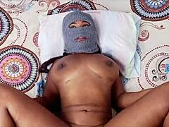 Egy kolumbiai MILF, akinek természetes mellei vannak, többszörös orgazmust ér el egy casting kanapén