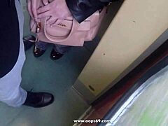 Opgewonden getrouwde bulge-watcher wordt ondeugend op de trein
