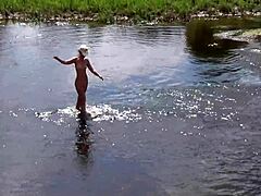 אישה רוסית בוגרת מתרחצת עירומה באוויר הפתוח