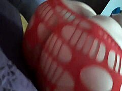 Чувствена възрастна жена в изкусителна червена топка се изцапа