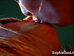 Софи Ди, пълнокръвна майка, си облизва влажната вагина