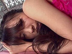 Japansk tonårsmilf njuter av en massiv ansiktsbehandling efter att ha suttit på flera kukar