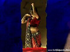 Kypsä intialainen kaunotar tanssii viettelevästi soolovideossa