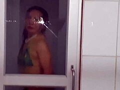 Po opustení sauny si zmyselná kráska umýva nohy aj vagínu