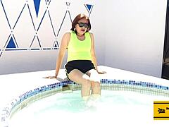 Volwassen Latina wordt ondeugend op een zwembadfeestje