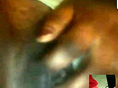 Madura africana con un coño afeitado se ensucia