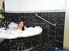Egy érzéki és csábító MILF egy forró fürdőben mutogatja nedves fenekét
