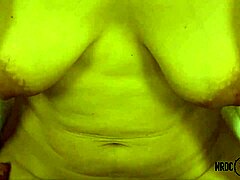 Bu amatör videoda sarkık göğüslerini sergileyen olgun bir kadının zevkten inlemesini izleyin