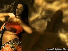 En smuk brunette fra Bollywood giver et sensuelt danseshow