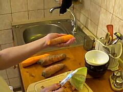 Пара геев-любителей пробует приготовление моркови