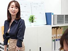 Die japanische Bürofrau Yu Shinoda erniedrigt ihre Unterwürfige mit Cunilingus und Cumpie