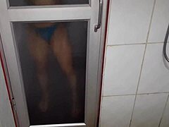 Чувственная молодая женщина демонстрирует свои мокрые ноги во время двойного проникновения в сауне