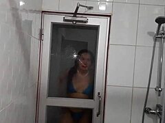 Een sensuele milf pronkt met haar natte voeten terwijl ze een dubbele penetratie krijgt in de sauna