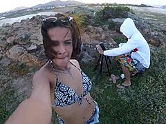 Συγκινητικό βίντεο με μια νεαρή κοπέλα να κάνει πίπα στα βράχια δίπλα στη θάλασσα