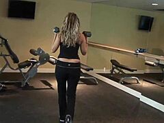 筋肉質な女性が熱いシーンで体育館のトレーナーにドリルされる