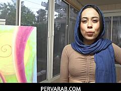 Dania Vegax, hijabipuinen milfi, harrastaa seksiä velipuolen kanssa