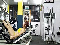 Sexy MILF s svalnatými nohami pre horúci tréning
