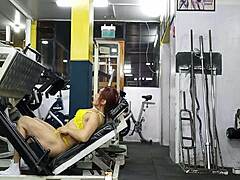 Горячая мама с мускулистыми ногами для горячей тренировки