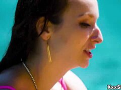 A esposa tetona Lexi Luna seduz o funcionário de serviço de piscina Seth Gamble para uma diversão ao ar livre