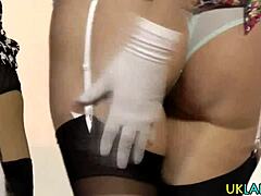 ハイヒールを履いているイギリス人女性が指でオーガズムに達します